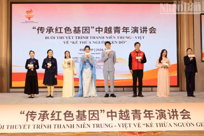 Thanh niên hai nước cùng hát "Bài ca hữu nghị thanh niên Việt-Trung".