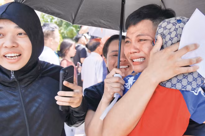 Giọt nước mắt và vòng tay của người thân trong ngày đoàn tụ của những người được đặc xá tại Trại giam Thanh Xuân, Hà Nội. (Ảnh: THẾ ĐẠI)
