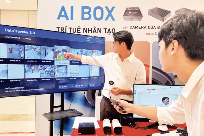 Giới thiệu các sản phẩm ứng dụng trí tuệ nhân tạo tại Ngày hội Trí tuệ nhân tạo Việt Nam năm 2025. (Ảnh: HÀ LINH)
