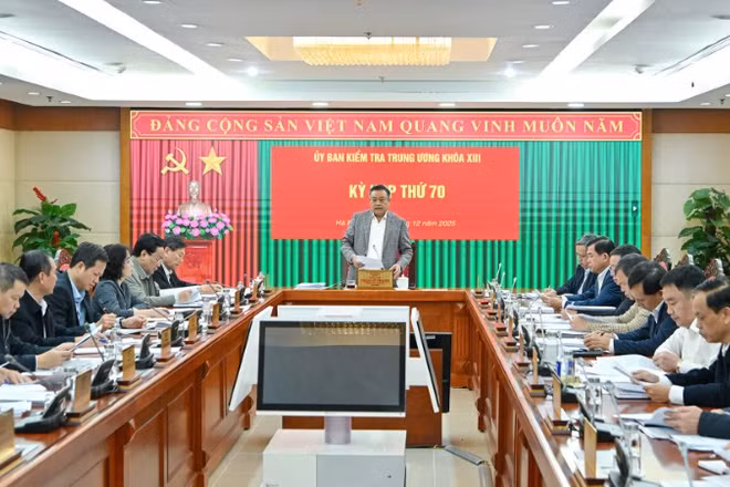 Đồng chí Trần Sỹ Thanh, Ủy viên Trung ương Đảng, Chủ nhiệm Ủy ban Kiểm tra Trung ương, chủ trì Kỳ họp thứ 70. (Ảnh: THỦY NGUYÊN)