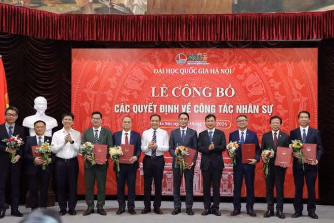 Giám đốc Đại học Quốc gia Hà Nội Bùi Thế Duy trao các quyết định bổ nhiệm, điều động và bổ nhiệm cho các nhân sự lãnh đạo, quản lý của các đơn vị thành viên. 