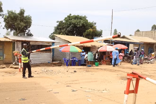 Nhân viên gác tại điểm vào thủ phủ Bunia, tỉnh Ituri, CHDC Congo, tâm điểm bùng phát và lây lan dịch Ebola, ngày 24/5/2026. (Ảnh: THX/TTXVN)