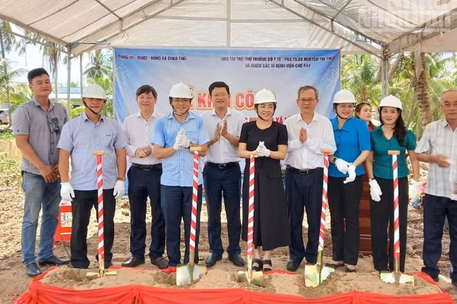Phó Chủ tịch Ủy ban nhân dân tỉnh Cà Mau Ngô Vũ Thăng (thứ 4, trái sang) và lãnh đạo Bệnh viện Chợ Rẫy và lãnh đạo Đảng ủy, Ủy ban nhân dân xã Châu Thới và xã Vĩnh Mỹ tại lễ khởi công xây dựng cầu nông thôn. (Ảnh: VĂN MẪN)