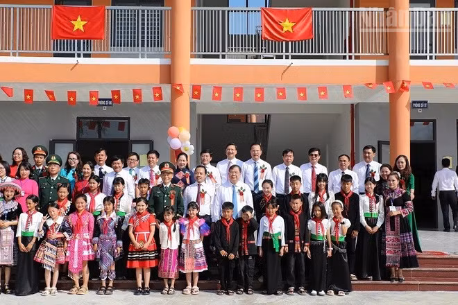 Đồng chí Phạm Gia Túc, Ủy viên Bộ Chính trị, Phó Thủ tướng Thường trực Chính phủ cùng các đồng chí lãnh đạo bộ, ngành Trung ương và lãnh đạo tỉnh Điện Biên chụp ảnh lưu niệm với thầy, trò nhà trường. (Ảnh: LÊ LAN)