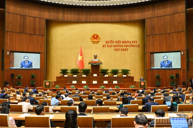 Chủ tịch Quốc hội Trần Thanh Mẫn trao Nghị quyết của Ủy ban Thường vụ Quốc hội về việc thành lập Tổ chức Nghị sĩ hữu nghị Việt Nam Quốc hội khóa XVI và tặng hoa cho Đoàn Chủ tịch Tổ chức Nghị sĩ hữu nghị Việt Nam của Quốc hội Khóa XVI.