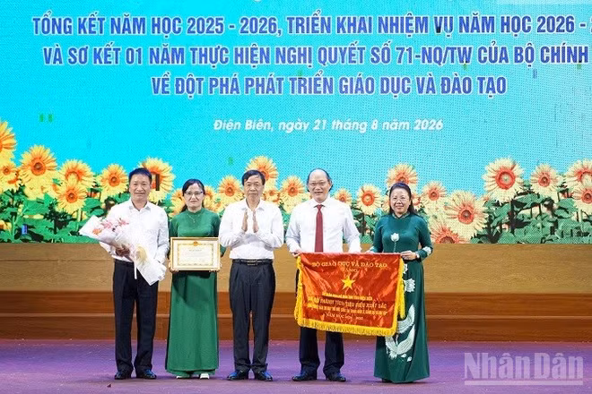 Đồng chí Lê Văn Lương, Chủ tịch Ủy ban nhân dân tỉnh Điện Biên trao Cờ thi đua của Bộ Giáo dục và Đào tạo tặng tập thể Sở Giáo dục và Đào tạo tỉnh Điện Biên có nhiều thành tích trong công tác. (Ảnh: LÊ LAN)
