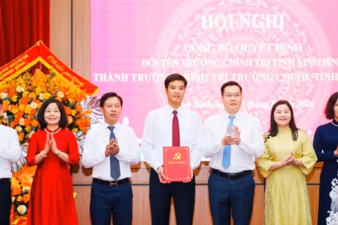Đồng chí Trần Đăng Quỳnh, Ủy viên dự khuyết Trung ương Đảng, Phó Bí thư Thường trực Tỉnh ủy trao Quyết định cho nhà trường.