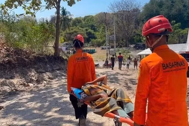 Lực lượng cứu hộ sơ tán người bị thương do động đất. (Ảnh: TÂN HOA XÃ)