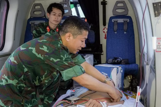 Bệnh nhân được đưa về đất liền an toàn và đang được tiếp tục điều trị tại Bệnh viện Quân y 175.