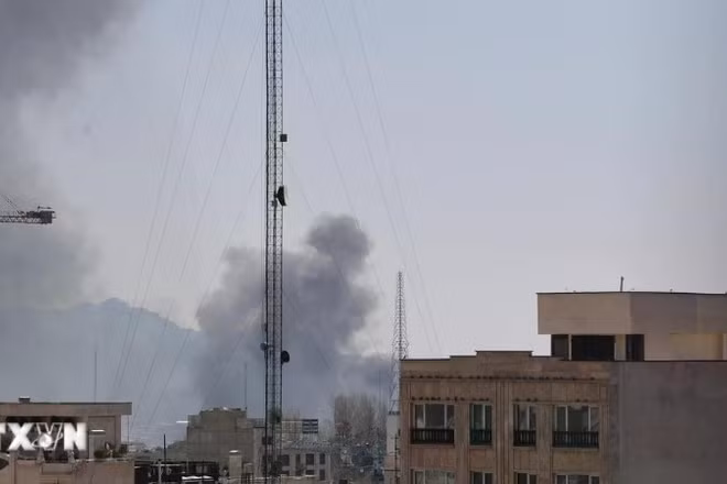 Khói bốc lên tại Tehran, Iran ngày 1/3/2026. (Ảnh: THX/TTXVN)