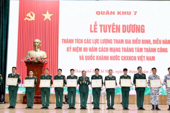 Thủ trưởng Quân khu 7 trao bằng khen cho các cá nhân, đơn vị.