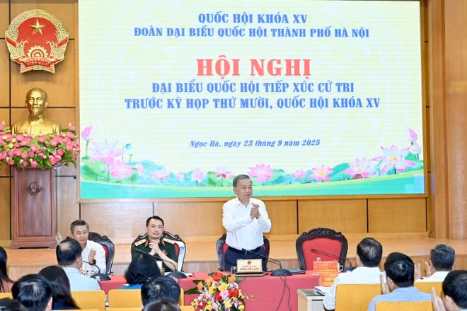 Tổng Bí thư Tô Lâm và các đại biểu dự hội nghị tiếp xúc cử tri thành phố Hà Nội trước Kỳ họp thứ 10, Quốc hội khóa XV. (Ảnh: ĐĂNG KHOA)
