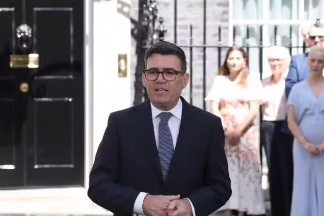 Tân Thủ tướng Anh Andy Burnham trong bài phát biểu đầu tiên trước số 10 Phố Downing, London, ngày 20/7/2026. (Ảnh: THX/TTXVN)