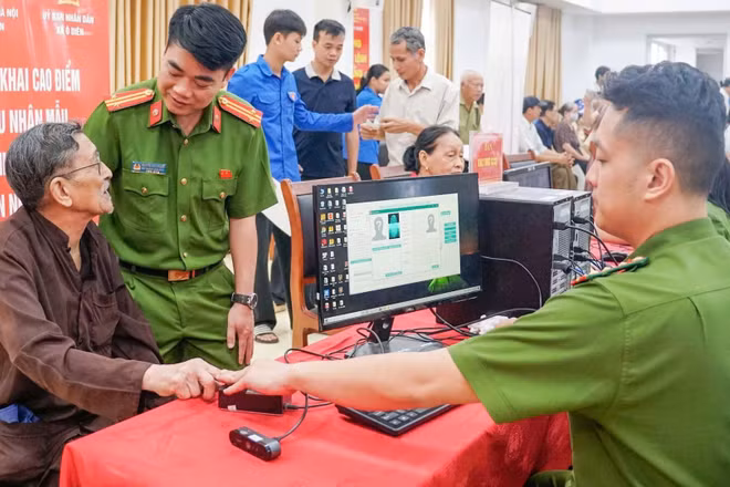 Triển khai lấy mẫu sinh phẩm ADN cho thân nhân liệt sĩ chưa xác định được thông tin tại 126 xã, phường Thủ đô. (Ảnh: NGỌC BÍCH)