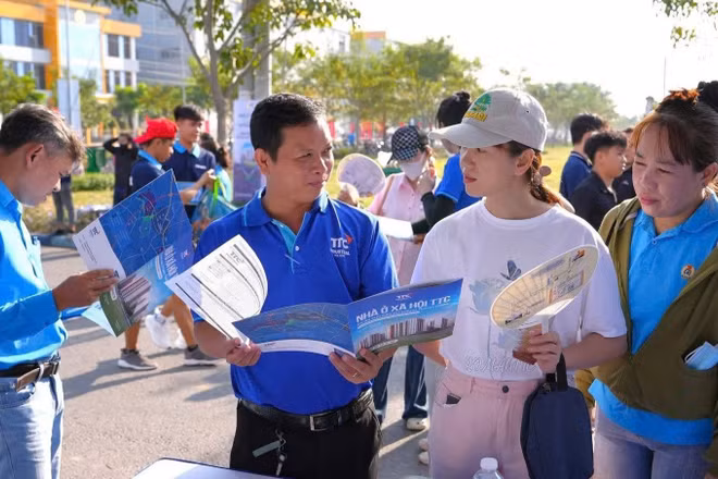 Dự án chung cư nhà ở xã hội ở phường Tân Ninh (Tây Ninh) mở phiên giao dịch, thu hút sự quan tâm của rất nhiều người lao động.