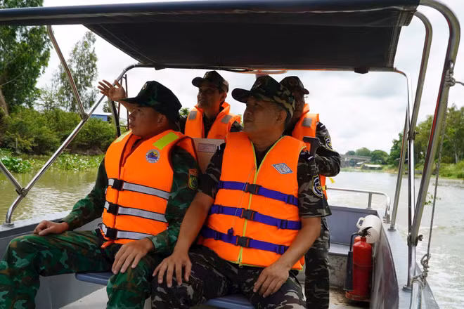 Hải quan Cửa khẩu quốc tế Dinh Bà phối hợp lực lượng Biên phòng Cửa khẩu quốc tế Dinh Bà tuần tra phòng, chống buôn lậu trên sông Sở Hạ (tiếp giáp tỉnh Prey Veng, Campuchia).