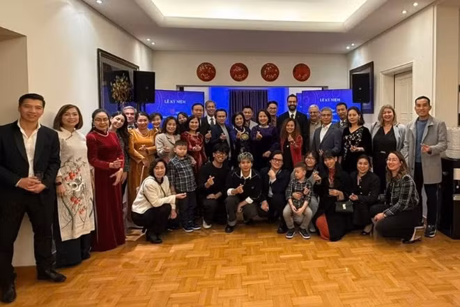 Các đại biểu tham dự buổi tiếp tân kỷ niệm 15 năm thành lập Đại sứ quán Việt Nam tại Hy Lạp. (Ảnh: Đại sứ quán Việt Nam tại Hy Lạp)