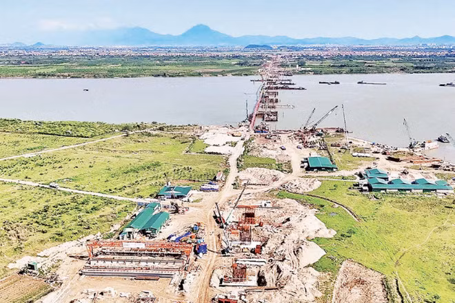 Cầu Hồng Hà, công trình trọng điểm vượt sông Hồng đang được các nhà thầu tập trung đẩy nhanh tiến độ thi công. (Ảnh: PHẠM CÔNG)