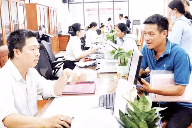 Công chức Trung tâm phục vụ Hành chính công phường Tuy Hòa, tỉnh Đắk Lắk giải quyết thủ tục hành chính cho người dân (Ảnh: DƯƠNG LÊ)