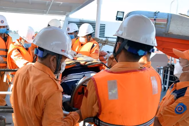 Đưa thủy thủ người nước ngoài từ tàu SAR 413 lên bờ để cấp cứu, tiếp tục chữa trị.