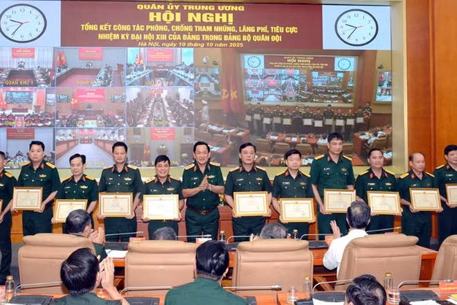 Thượng tướng Võ Minh Lương trao Bằng khen tặng các tập thể, cá nhân có thành tích xuất sắc trong việc triển khai, tổ chức thực hiện công tác phòng, chống tham nhũng, lãng phí, tiêu cực nhiệm kỳ Đại hội XIII của Đảng trong Đảng bộ Quân đội. (Ảnh: https://www.mod.gov.vn/)