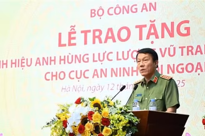 Bộ trưởng Lương Tam Quang phát biểu chúc mừng, giao nhiệm vụ cho lực lượng An ninh đối ngoại tại Lễ trao tặng danh hiệu Anh hùng Lực lượng vũ trang nhân dân cho Cục An ninh đối ngoại. (Ảnh: Bộ Công an)