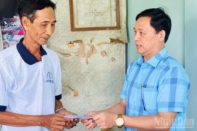Đồng chí Trần Hoàng Khải, Chủ tịch Ủy ban nhân dân xã Vĩnh Hậu (tỉnh Cà Mau), đến thăm, tặng quà các thương binh, bệnh binh, gia đình liệt sĩ của xã.