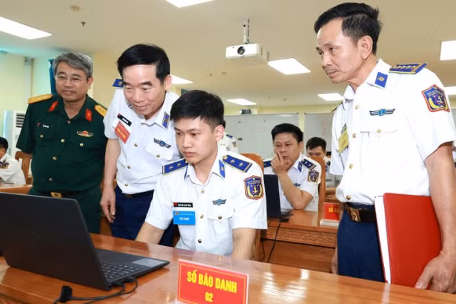 Trung tướng Bùi Quốc Oai theo dõi thí sinh thi trắc nghiệm trên máy tính.