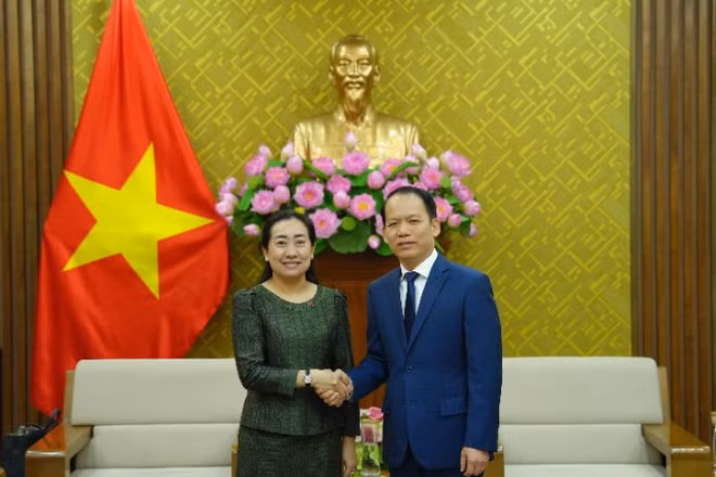 Bộ trưởng Tư pháp Hoàng Thanh Tùng tiếp bà Touch Pharat, Đại sứ đặc mệnh toàn quyền Vương quốc Campuchia tại Việt Nam. (Ảnh: TL)