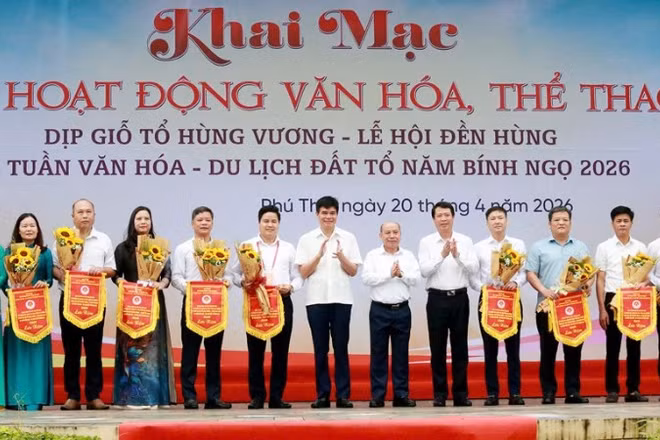 Ban Tổ chức trao cờ lưu niệm cho các đoàn tham gia các hoạt động văn hóa, thể thao phục vụ nhân dân và du khách thập phương dịp Lễ hội Đền Hùng.