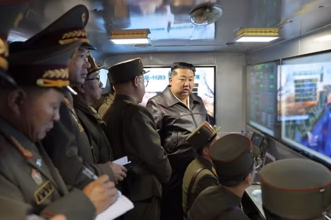 Nhà lãnh đạo Triều Tiên Kim Jong Un giám sát vụ thử tên lửa đạn đạo chiến thuật đất đối đất Hwasongpho-11 Ra., ngày 19/4/2026. (Ảnh: KCNA/TTXVN)