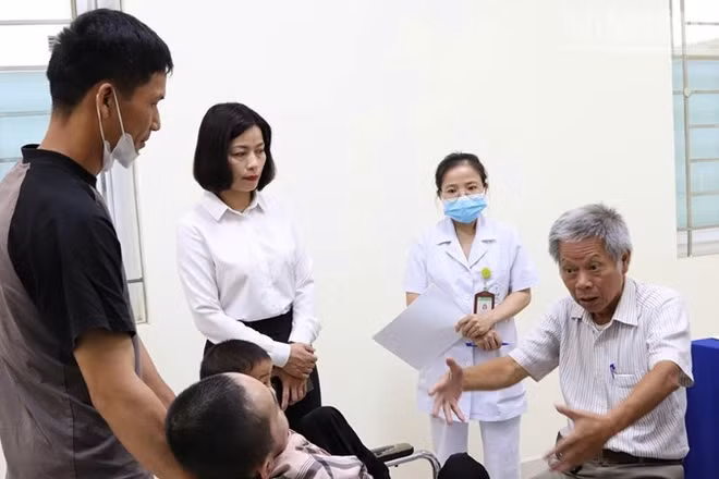Bác sĩ Trung tâm II tiến hành khám sàng lọc cho trẻ khuyết tật có hoàn cảnh khó khăn Sơn La. 