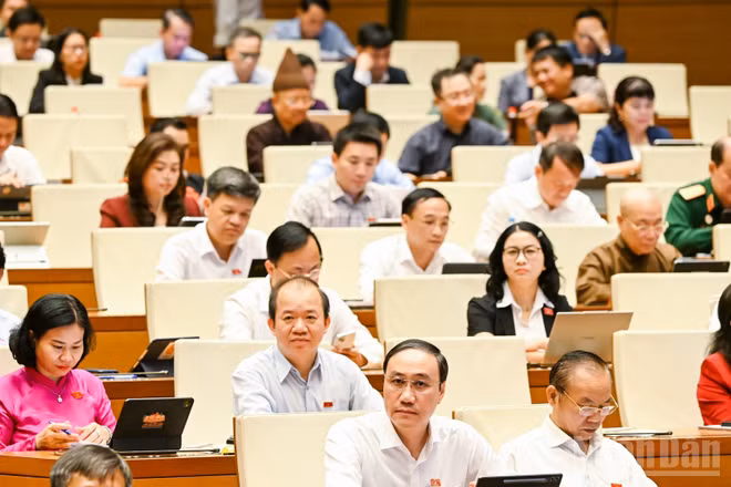 Quốc hội họp phiên toàn thể tại hội trường. (Ảnh: DUY LINH)