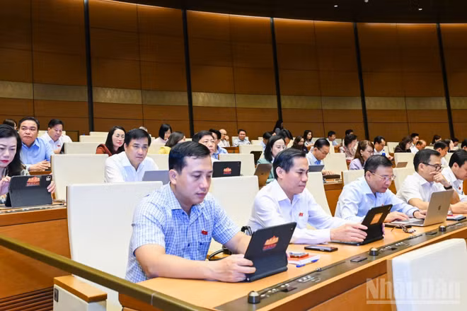 Quốc hội họp phiên toàn thể tại hội trường. (Ảnh: DUY LINH)
