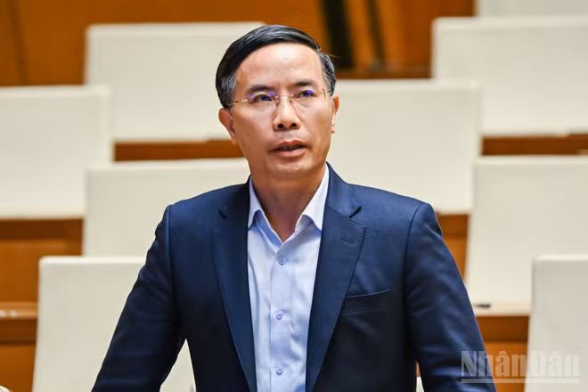 Thống đốc Ngân hàng Nhà nước Phạm Đức Ấn tiếp thu, giải trình ý kiến đại biểu Quốc hội quan tâm. (Ảnh: DUY LINH)
