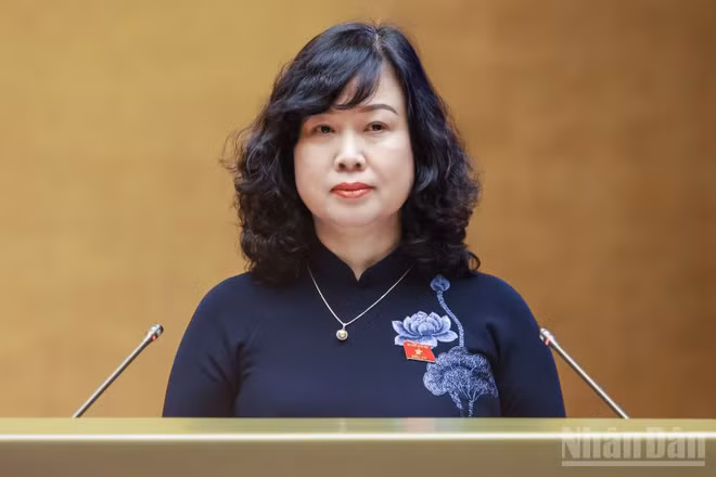 Bộ trưởng Y tế Đào Hồng Lan trình bày Tờ trình. (Ảnh: DUY LINH)