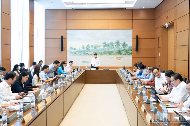 Các đại biểu Quốc hội thảo luận tại tổ. (Ảnh: DUY LINH)
