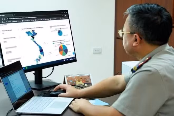 Thông qua trợ lý AI tại Trung tâm Giám sát, Điều hành thông minh Hệ thống thi hành án dân sự, lãnh đạo có thể theo dõi tiến độ xử lý ngay trên một màn hình điều hành tập trung. (Ảnh: TP)