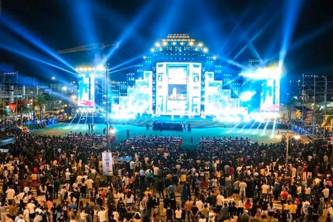 Đông đảo người dân và du khách tham gia đêm khai mạc Tuần “Văn hóa-Du lịch Quảng Trị 2026”.