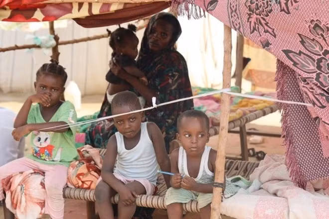 Người dân tại trại tị nạn ở Port Sudan, bang Biển Đỏ, Sudan. (Ảnh: THX/TTXVN)