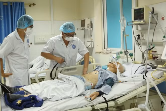 Các bác sỹ Viện Y học Biển Việt Nam thăm khám cho bệnh nhân. (Ảnh: TTXVN)