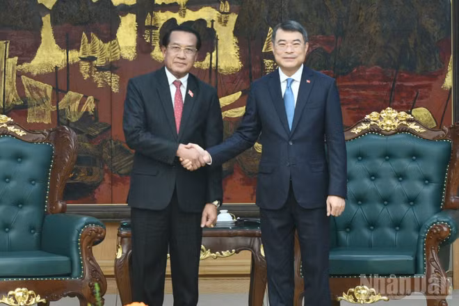 Thủ tướng Chính phủ Lê Minh Hưng và Chủ nhiệm Ban Kiểm tra Trung ương, Tổng Thanh tra Nhà nước, Trưởng Ban Phòng, chống tham nhũng Trung ương Lào Vanhxay Phongsavanh. (Ảnh: THANH GIANG)