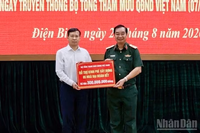 Trung tướng Trương Mạnh Dũng, Phó Tổng Tham mưu trưởng Quân đội nhân dân Việt Nam trao kinh phí xây dựng 5 nhà đại đoàn kết cho người nghèo tỉnh Điện Biên. (Ảnh: LÊ LAN)