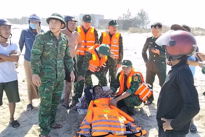 Lực lượng Biên phòng kịp thời sơ cứu và đưa ngư dân bị nạn đến cơ sở y tế.