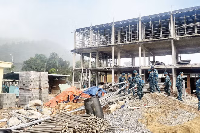 Cán bộ, chiến sĩ Trung đoàn Không quân 930 (Sư đoàn Không quân 372) hỗ trợ xây dựng tại Dự án Trường liên cấp tiểu học và trung học cơ sở A Vương. (Ảnh: NGUYỄN THỊ ANH ĐÀO)