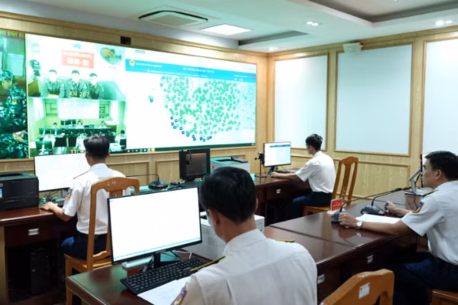Trung tâm Sở Chỉ huy Vùng Cảnh sát biển 4 theo dõi, giám sát chặt chẽ tàu cá hoạt động trên biển thông qua hệ thống VSAT và VMS.