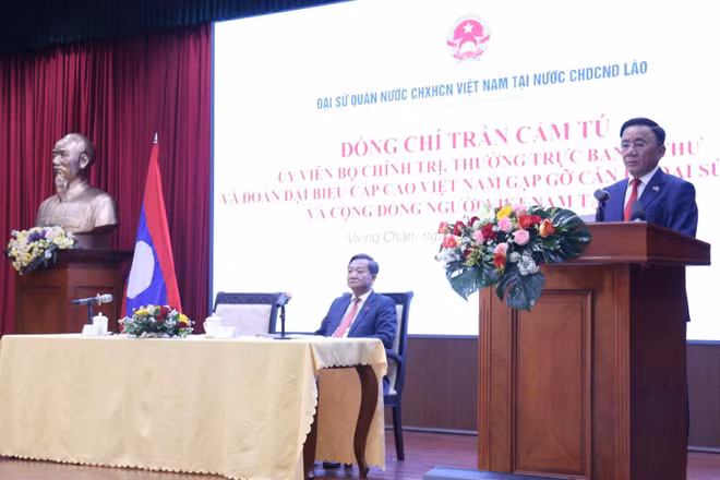 Đồng chí Trần Cẩm Tú phát biểu tại buổi gặp mặt cộng đồng người Việt Nam tại Lào. (Ảnh: DUY TOÀN)
