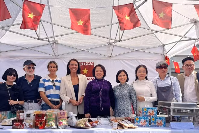 Đại sứ Phạm Thị Thu Hương (giữa) và Phó Thị trưởng thành phố Piraeus (thứ 4 từ trái sang) cùng cán bộ, nhân viên Đại sứ quán Việt Nam tại Hy Lạp và bạn bè Hy Lạp tại gian giới thiệu ẩm thực và nông sản sấy khô của Việt Nam. (Ảnh: Đại sứ quán Việt Nam tại Hy Lạp)