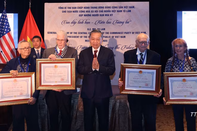 Tổng Bí thư, Chủ tịch nước Tô Lâm trao, truy tặng Huân chương Hữu nghị cho những người bạn Hoa Kỳ. (Ảnh: TTXVN)