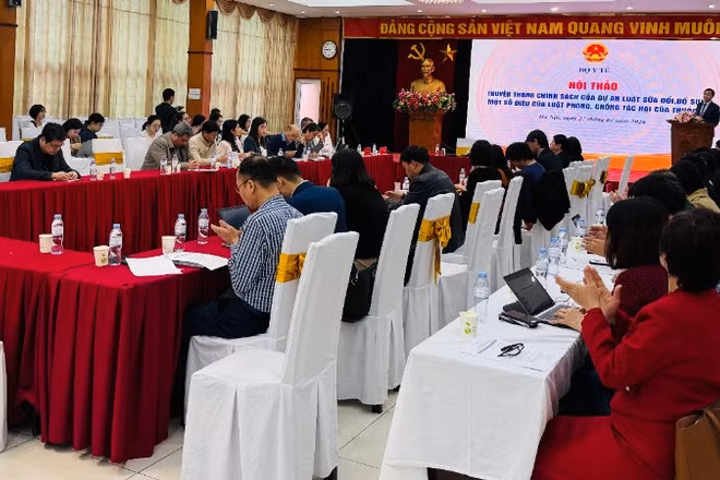Giáo sư, Tiến sĩ Trần Văn Thuấn, Thứ trưởng Y tế, Chủ tịch Hội đồng Y khoa quốc gia, phát biểu tại hội thảo.